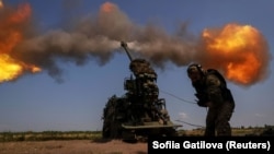 Український військовослужбовець веде вогонь по російських військах