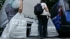 Coadă la predarea buletinelor de vot către biroul electoral al Sectorului 1. 