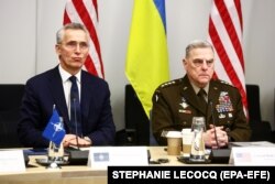 Secretarul general al NATO, Jens Stoltenberg, alături de președintele Comitetului Întrunit al Șefilor de State Majore din Armata Statelor Unite, generalul, Mark Milley, la discuțiile de marți, 14 februarie, de la Bruxelles.