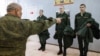 Ruski vojni obveznici isprobavaju uniforme u lokalnom vojnom uredu prije odlaska na služenje vojnog roka (arhivska fotografija)