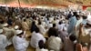 د جولای پر ۲۰مه په بنو کې پرلتوال په خیمه کې ناست دي.