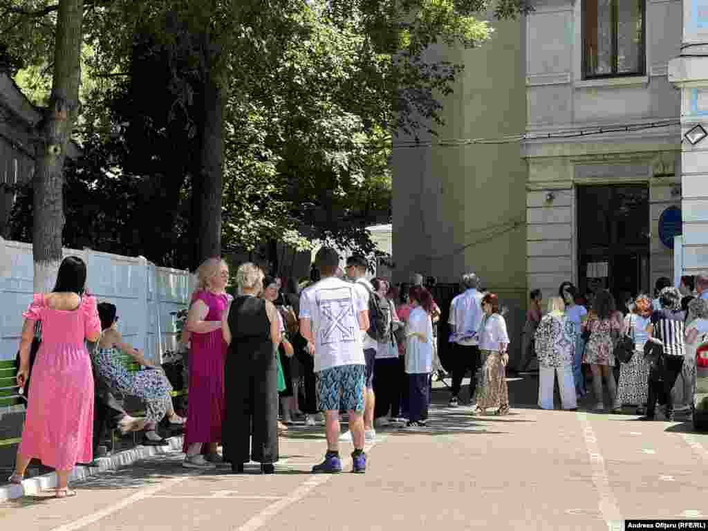 Probele de la bacalaureat încep la ora 9,00, accesul elevilor în săli fiind permis, în baza unui act de identitate valid, până la ora 8,30.