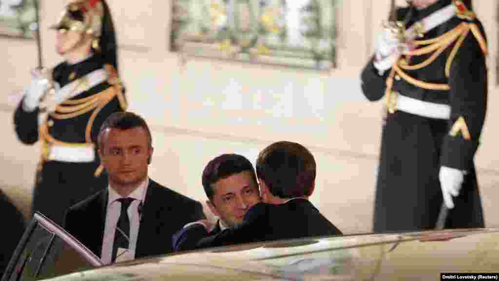 Macron grli Zelenskog nakon samita u Parizu. Sastanak je označio probno ponovno pokretanje političke komunikacije na visokoj razini između Kijeva i Moskve i obnovljenu predanost sporazumima iz Minska, nizu mjera usmjerenih na postizanje trajnog prekida vatre. Unatoč obećavajućim koracima, samit nije rezultirao većim pomakom.