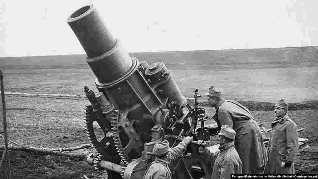 Škodin "opsadni minobacač" kojim su upravljale austrougarske snage negdje u današnjoj Ukrajini 1915. Minobacač je bacao granate teške 384 kilograma, a kasnije su ga koristili nacisti u Drugom svjetskom ratu.