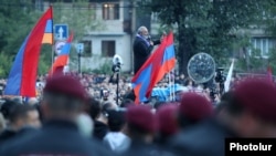 Архиепископ Баграт Галстанян Еревандагы митингде. 26-май, 2024-жыл.
