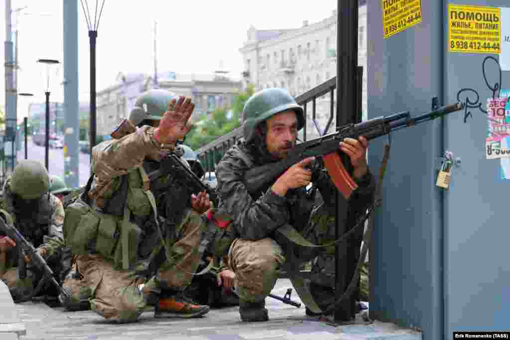 Власти России подтвердили, что в России произошел "вооруженный мятеж". Так они назвали действия военных российской "ЧВК Вагнер", которые вечером 23 июня пересекли границу РФ с оккупированной Луганской областью Украины и вошли в Ростов-на-Дону, окружив основные административные здания