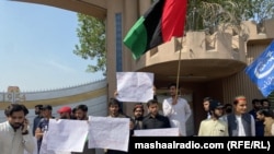 دا د مارچ پر شپږمه د پېښور پوهنتون د زده کوونکيو د مظاهرې انځور دی.
