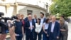 Predstavnici opozicionih stranaka koje organizuju proteste "Srbija protiv nasilja" prilikom podnošenja zahteva za vanredne izbore ispred zgrade Predsedništva Srbije, 11. septembra 2023.​