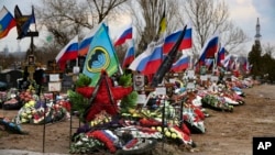 Орус аскер кызматкерлеринин мүрзөлөрү, архивдик сүрөт.