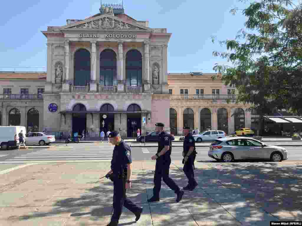Policajaci nadgledaju bezbednosnu situaciju ispred Glavnog kolodvora u Zagrebu. Uoči, tokom i nakon utakmice policija je bila raspoređena na više lokacija u glavnom gradu Hrvatske. 