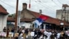 Huligani su blokirali ulaz u Dorćol Platzu u Beogradu, gdje je 27. juna trebao da počne festival "Mirëdita, dobar dan". 
