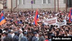 Жикчил Тоолу Карабак аймагынын баш калаасы Степанакерт шаарынын борбордук аянтына чогулган адамдар. 14-июль, 2023-жыл.