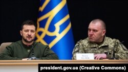 Президент України Володимир Зеленський (ліворуч) під час представлення новопризначеного голови Служби безпеки України Василя Малюка керівництву СБУ. Київ, 13 лютого 2023 року