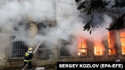Гасіння пожежі, що виникла на місці влучення російської ракети. Харків. 22 березня 2024 року