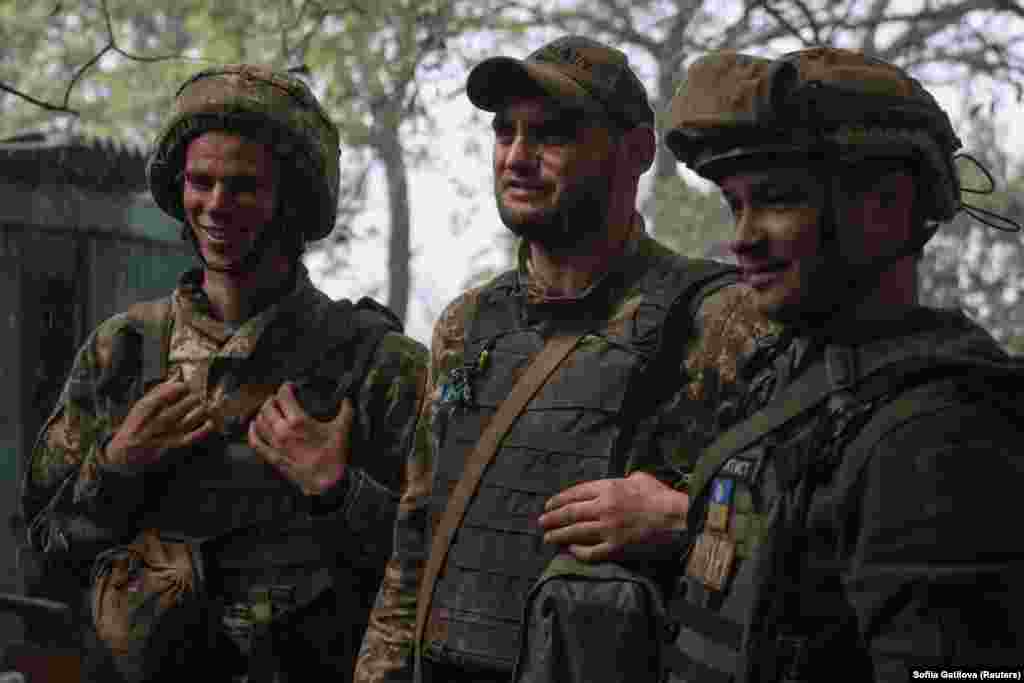 Українські військові відпочивають на своїх позиціях під Бахмутом. Фото від 11 липня 2023 року 