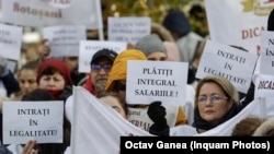 Sute de grefieri au protestat lângă sediul Înaltei Curți pentru a-și obține salariile restante. Acestea au fost câștigate în instanțe. ICCJ a decis ca de aceste drepturi să geneficieze toți grefierii, pe sistemul practicat de magistrați. 