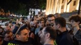 საბა ბრაჭველი და ნიკა რომანაძე პოლიციელებით გარშემორტყმული 2 ივნისის აქციაზე.
