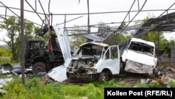 Tri kamiona oštećena kliznom bombom koja je udarila u štalu.