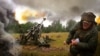 Що використовує російська армія проти української артилерії? На скріншоті з відео українські артилеристи ведуть вогонь по ріських позиціях із гаубиці М777 