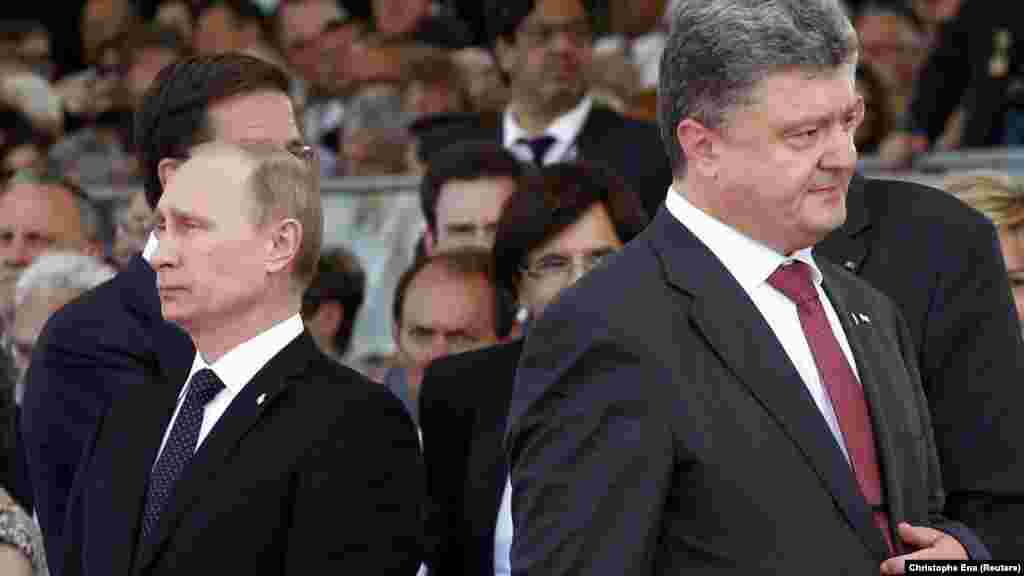 Tokom 70. godišnjice 2014. godine, novoizabrani ukrajinski predsjednik Petro Porošenko (desno) prolazi pored ruskog predsjednika Vladimira Putina ne priznajući njegovo prisustvo usred tenzija oko ruske ilegalne aneksije Krima, koja se dogodila tri mjeseca ranije. U pokušaju rješavanja krize izazvane separatistima koje podržava Rusija u istočnoj Ukrajini i moskovskom aneksijom Krima, tadašnji francuski predsjednik Francois Hollande pozvao je svoje ruske i ukrajinske kolege u nastojanju da smanji napetosti oko sukoba.
