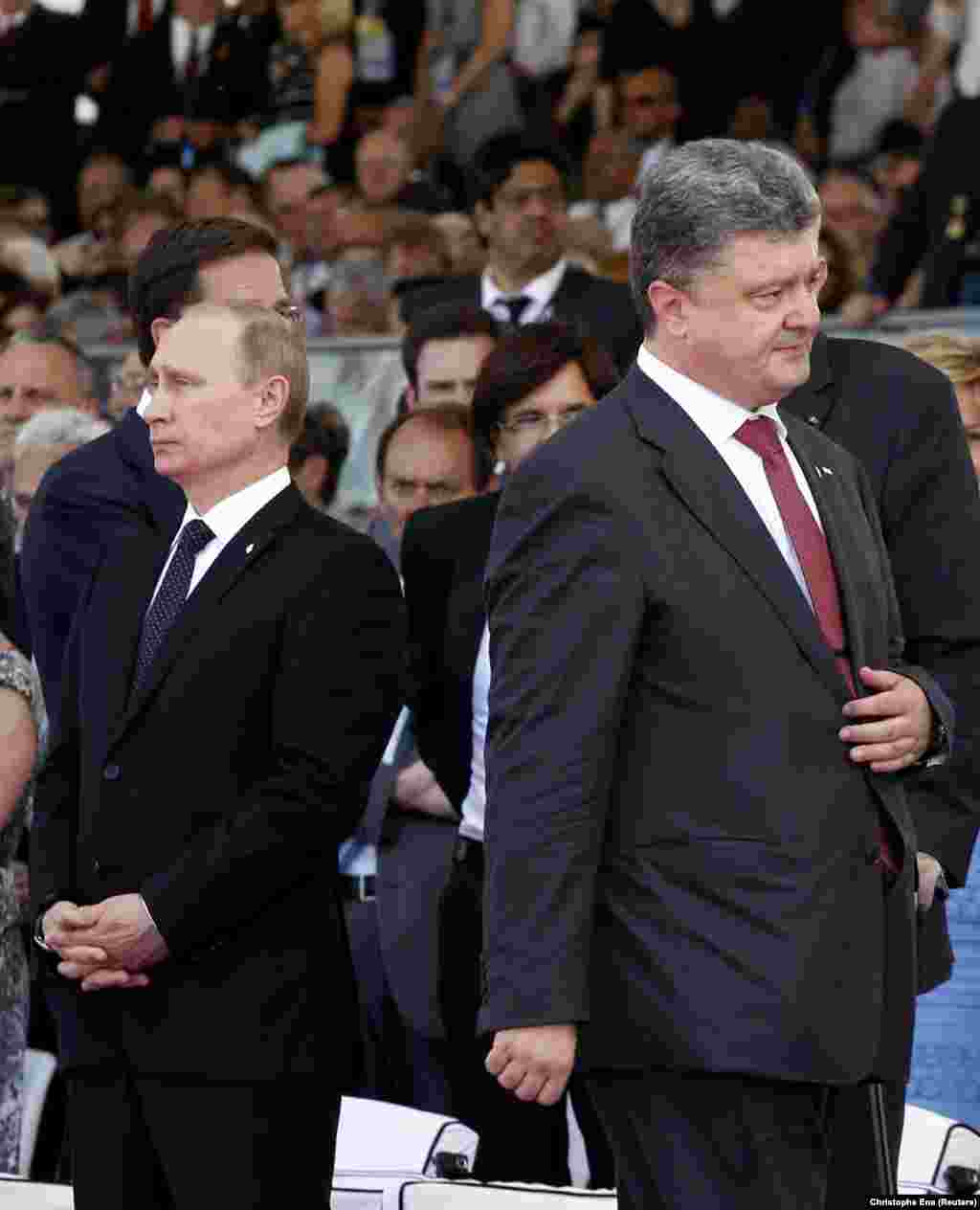 По време на 70-ата годишнина от десанта в Нормандия през 2014 г. новоизбраният тогава президент на Украйна Петро Порошенко (вдясно) минава покрай руския президент Владимир Путин, без да признае присъствието му на фона на напрежението около незаконното анексиране на украинския полуостров Крим от Русия, което се случи три месеца по-рано. Тогавашният френски президент Франсоа Оланд покани своите руски и украински колеги в&nbsp;опит да разреши кризата, предизвикана от подкрепяните от Русия сепаратисти в Източна Украйна и анексирането на Крим от Москва.