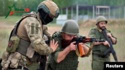 Pripadnici Vagnera obučavaju beloruske oružane snage na poligonu Asipoviči, 14. jul 2023.