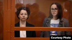 Režeiserka Ženja Berkovič i dramaturškinja Svetlana Petrijčuk na sudu u Moskvi, 20. maj 2024.