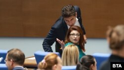 Кирил Петков от ПП-ДБ и Десислава Атанасова от ГЕРБ-СДС разговарят по време на дебата за конституционните промени.