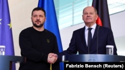 Njemački kancelar Olaf Scholz i ukrajinski predsjednik Volodimir Zelenski na konferenciji za medije u Berlinu, Njemačka, 16. februara 2024.
​