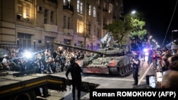 Ростов-на-Донудан чыгып кетүүгө камыным жаткан "вагнерчилердин" танкы, 24-июнь 2023-жыл. 