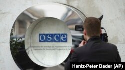 Kamerman snima znak OEBS(Organizacija za evropsku bezbednost i saradnju) tokom sednice Parlamentarne Skupštine te organizacije u Beču 23. februara 2023. 
