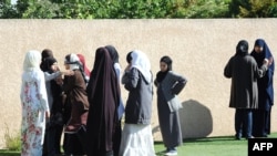 د فرانسې د تعلیم وزیر وايي د عبایا پر اغوستو د بندیز لپاره مقررات جوړوي - پخوانی انځور