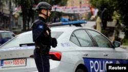 Kosovski policajac u Severnoj Mitrovici, juni 2023.
