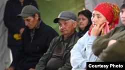 Казахстан. Родственники погибших при пожаре работников лесного хозяйства на встрече с президентом страны Токаевым. Абайская область. 11 июня 2023 года. Фото пресс-службы Акорды