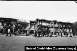Ranije neobjavljena fotografija prikazuje uništene zgrade u centru Tbilisija posle državnog udara 1991-1992.