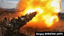 Ukrajinski tenk T-72 gađa ruske položaje na liniji fronta u blizini Bakhmuta 26. marta.
