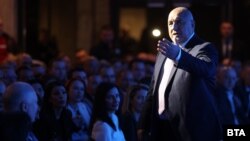 Лидерът на ГЕРБ Бойко Борисов говори пред Националното съвещание на ГЕРБ пред погледа на Мария Габриел (вляво до него), 5 март 2024 г.