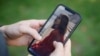Aziz Umerov gleda portret svoje sestre Leniye.On vjeruje da je ona bila meta ruskih vlasti jer je kritizirala rat u Ukrajini na internetu i objavila informacije o progonu krimskih Tatara na Krimu nakon aneksije 2014. 