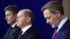 Njemački kancelar Olaf Scholz (u sredini), ministar finansija Christian Linder i ministar za ekonomiju i klimu Robert Habeck predstavljaju plan budžeta za 2024. Berlin, 13. decembar 2023. 