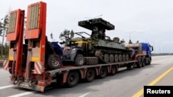 Grupa Wagner transportuje tenk nakon što su prekinuli pobunu, fotografija sa autoputa prema Moskvi, 24. juna 2023.