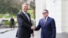 Președintele Klaus Iohannis (stânga) și fostul director SRI, Eduard Hellvig. Serviciul Român de Informații nu mai are un șef civil de aproape 11 luni.