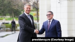 Pentru că nu ar crede în „pietrificarea în funcție”, directorul Serviciului Român de Informații (SRI) Eduard Hellvig (dreapta), fost membru PC în anii 2000, fost ministru în guvernul Ponta 1, și-a anunțat demisia. (În imagine, alături de președintele Klaus Iohannis, martie 2023)