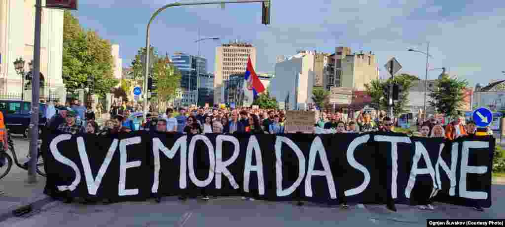 Protest je organizovan i u Novom Sadu, gde je istaknut veliki transparent "Sve mora da stane" (17. jun 2023) 