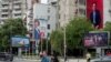 Predizborni plakati predsjedničkih kandidata Gordane Siljanovske Davkove (lijevo) i Steve Pendarovskog (desno), Skoplje, april 2024.