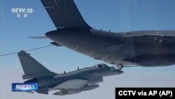 Снимка от кадри, излъчени на 8 април от китайската CCTV, китайски изтребител извършва маневра за зареждане с гориво във въздуха на неразкрито място