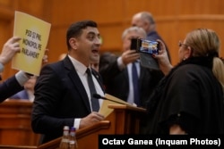Liderul AUR, George Simion, și Diana Șoșoacă, președinta partidului SOS, împărtășesc aceeași ideologie, dar totuși nu se înțeleg. (Parlamentul României, 19 decembrie 2023)