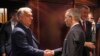 Premierul ungar Viktor Orban (stânga) îl salută pe liderul Partidului Libertății din Austria, Herbert Kickl, în timpul întâlnirii lor la Viena, pe 30 iunie, alături de fostul prim-ministru ceh Andrej Babis (în fundal, în dreapta).