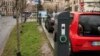 Stație de încărcare a mașinilor electrice în Cluj-Napoca, un oraș care se situează peste media națională în privința stațiilor de încarcare a mașinilor electrice. 