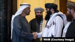 د جون پر څلورمه د متحده عربي اماراتو مشر د طالبانو د کورنيو چارو له سرپرست وزير سره روغبړ کوي.