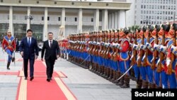 Кыргызстандын президенти Садыр Жапаров менен Монголиянын мамлекет башчысы Ухнаагийн Хурэлсух. 